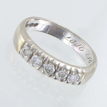 Timanttisormus 5xn0.09-0.10ct,kaiverrettu, koko 18, 750 valkokulta,  Paino: 5,4 g