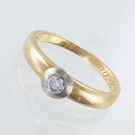 Timanttisormus 0.11ct, kaiverrettu, koko 17½, 750 kelta- ja valkokulta,  Paino: 4,1 g