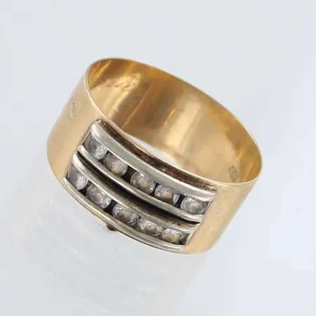 Kivisormus, kivissä kulumia, kaiverrettu, leveys 8,0mm, koko 18½, 585br,  Paino: 3,3 g