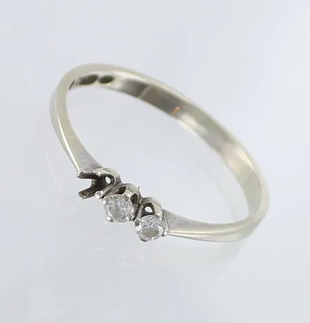 Viallinen timanttisormus 2xn.0.03ct, koko 17¾, 750 valkokulta,  Paino: 1,6 g