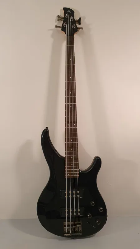Sähköbasso Yamaha TRBX304, kova laukku. 