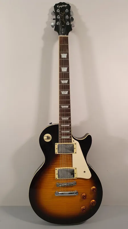Sähkökitara Epiphone Les Paul Standard, EE06091914, China, käytön jälkiä, yksi kieli puuttuu, sähköt kaipaa huoltoa, pehmeä laukku.