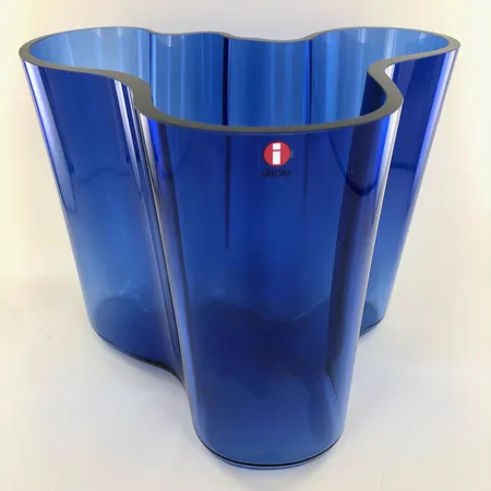 Ultramariininsininen Aalto-maljakko, Iittala, korkeus 160mm, laserkaiverrus Alvar Aalto