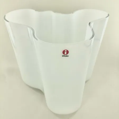 Valkoinen Aalto-maljakko, Iittala, korkeus 160mm, laserkaiverrus Alvar Aalto, sisäreunassa yksi hyvin pieni kolhu