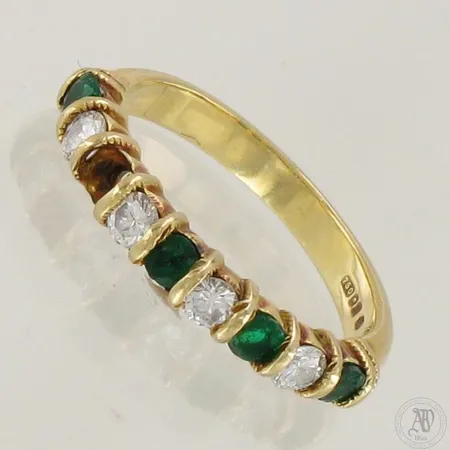 Smaragdi-sormus timanteilla 4xn.0.08ct, yksi kivi puuttuu, kivien istutus löystynyt, mukana luokittelutodistus, koko 17, 750br,  Paino: 3,6 g