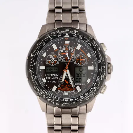 Titaanirannekello, Citizen, Promaster Skyhawk A-T, quartz, rungon Ø 46mm, ref. JY0010-50E, kehässä ja rannekkeessa käytön jälkiä, rannekkeen pituus 210mm, laatikko ja vastaanotin