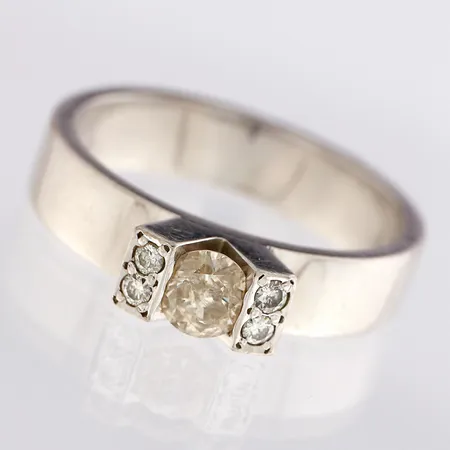 Timanttisormus 1xn.0.32ct 4xn.0.02ct, koko 17¼, 750 valkokulta,  Paino: 6,8 g