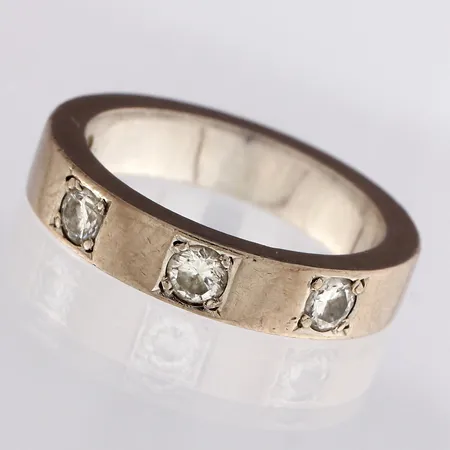 Timanttisormus 3xn.0.10ct, koko 15½, 750 valkokulta,  Paino: 6,5 g