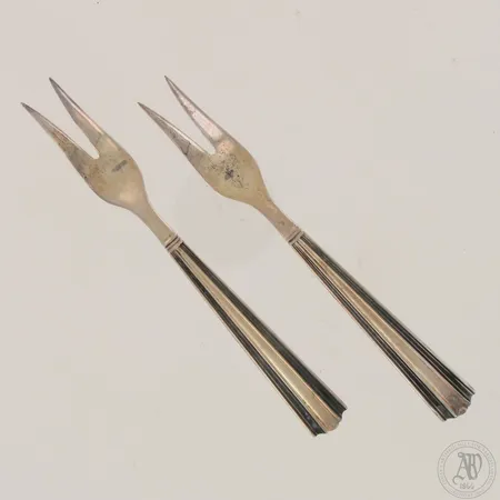 Kaksi leikkelehaarukkaa, kaiverrettu ja käytön jälkiä, pituus 120mm, 916,  Paino: 23 g
