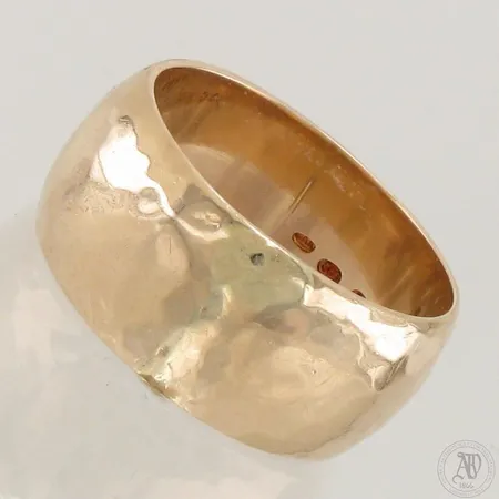 Kuvioitu sormus, käytön jälkiä, koko 20½, leveys 10mm, vuodelta 2016, 585,  Paino: 14,9 g