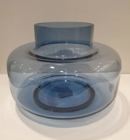 Maljakko Marimekko, Urna, tummansininen, Carina Seth-Andersson, Ø 30cm, pieniä käytön jälkiä