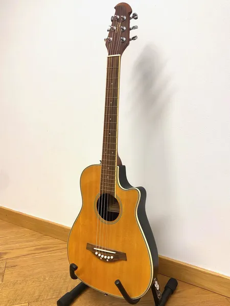Sähköakustinen kitara Tanglewood Odyssey TMO-7NC SB STHN, rungossa pieni halkeama lakkauksessa, pehmeä laukku