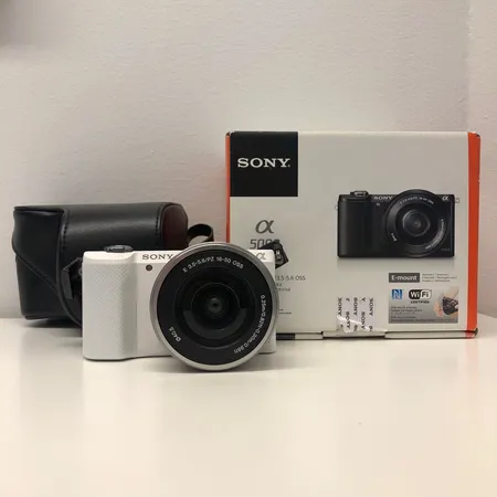 Sony A5000 järjestelmäkamera ja objektiivi 3.5-5.6/16-50mm,  johdot ja laturi, Lähetetään postipakettina.