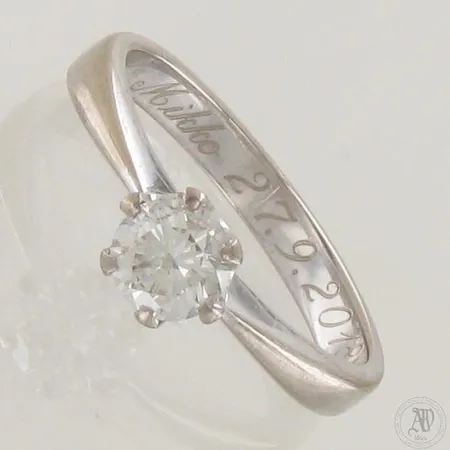 Timanttisormus 1xn.0.50ct, koko 16½, kaiverrettu, 585 valkokulta,  Paino: 3 g