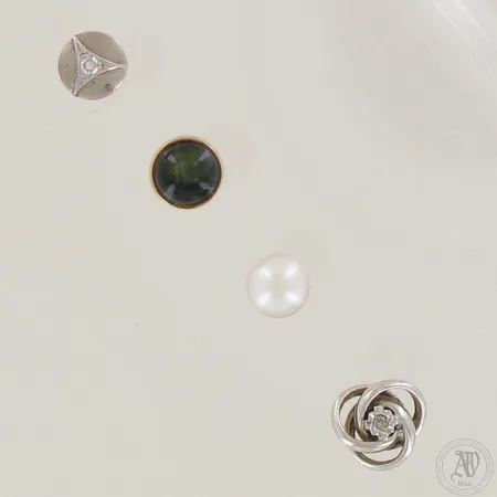 Neljä parintonta korvakorua 2xn.0.005ct, osa leimaamattomia, 585,  Paino: 2,4 g