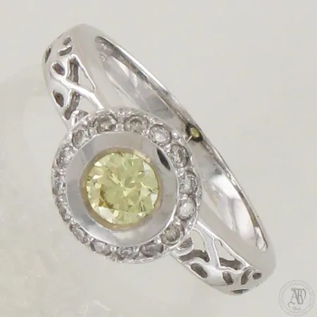 Timanttisormus 15xn.0.01ct 1xn.0.36ct (värjätty), koko 17½, 585 valkokulta,  Paino: 4,1 g