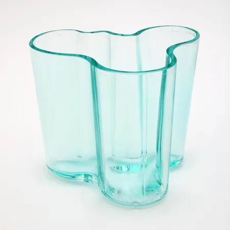Aalto-maljakko, Iittala, design Alvar Aalto, korkeus 95mm, laser signeeraus, vaalean sininen