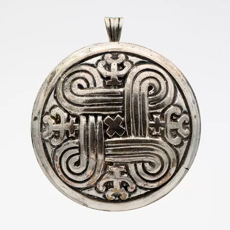 Rintaneula riipuslenkillä, Kalevala Koru, Hannunvaakuna, Ø 51mm, korkeus 59mm, vuodelta 1948, 813, Paino: 28,3 g