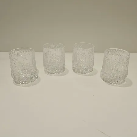 Neljä snapsilasia, Iittala, Ultima Thule Cordial, design Tapio Wirkkala, 5 cl, kirkas. Lähetetään postipakettina.
