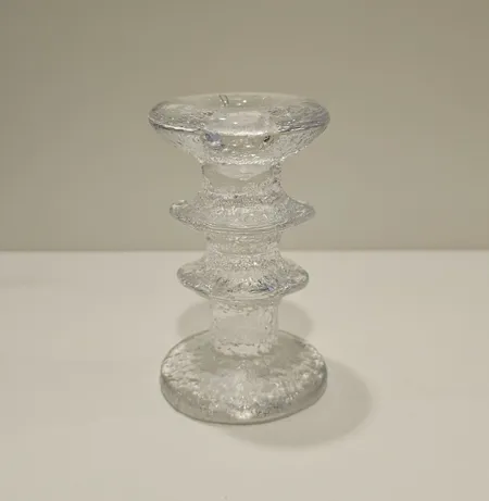 Kynttilänjalka Iittala, Festivo, design Timo Sarpaneva, signeeraus TS, korkeus 120mm. Lähetetään postipakettina.