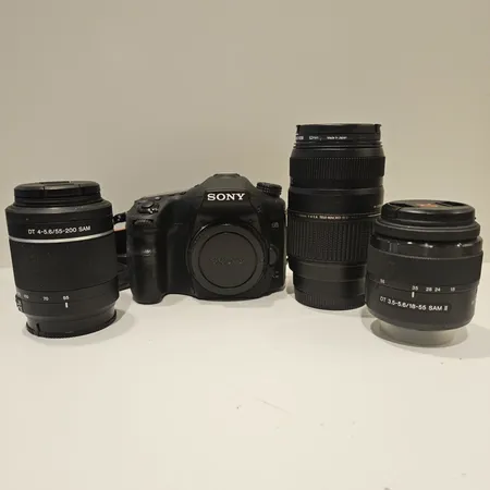 Järjestelmäkamera Sony Alpha 68, objektiivi Tamron AF 70-300mm TELE-MACRON, objektiivi Sony DT 55-200mm SAM, objektiivi Sony DT 18-55mm SAM II, laukku ja laturi
