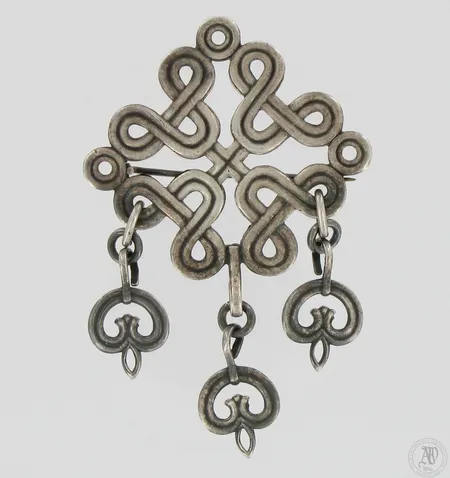 Rintaneula Kalevala Koru, Karjalainen nauhapunos, korkeus 60mm, metallia