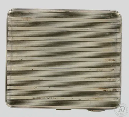 Savukerasia, kaiverrus sisällä, sisäkannen kultaus kulunut, vuodelta 1951, Kultakeskus, 813br,  Paino: 98,4 g