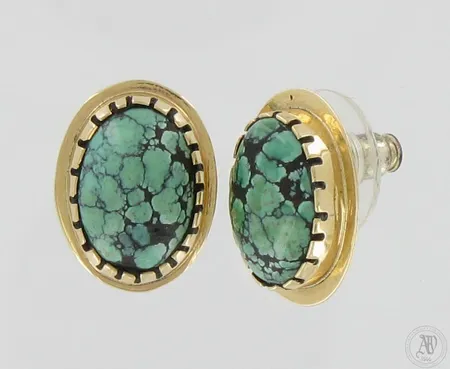 Kivikorvakorut, korkeus 18mm, taustat puuttuu, kevyet kaiverrukset takana, 585br,  Paino: 4,9 g