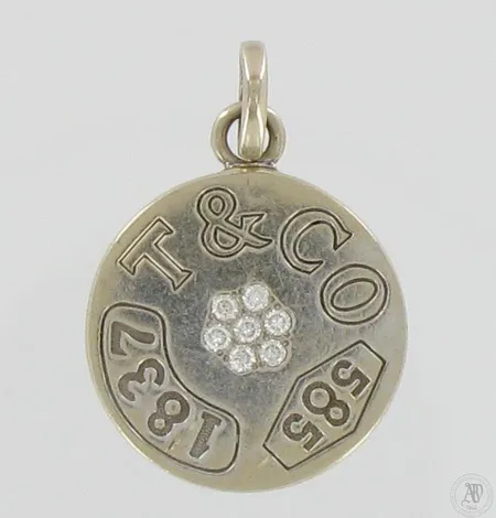 Timanttiriipus 7xn.0.02ct, kaiverrettu, korkeus 25mm ja Ø 18mm, 585 valkokulta,  Paino: 5,4 g