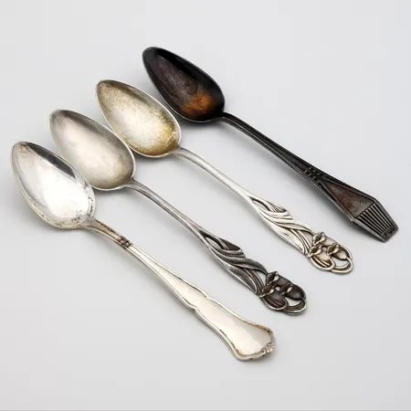 Neljä kahvilusikkaa, osa kaiverrettu, pituudet 115-117mm, 813-830, Paino: 42,6 g