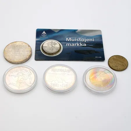 Neljä juhlarahaa, em-1994 100mk, 925, 24g, Itsenäinen Suomi 75 vuotta, 1917-1992, nimellisarvo 100mk, 925, 24,2g, Itsenäinen Suomi 60 vuotta, nimellisarvo 10mk, 1917-1977, 500, 21,7g, 5 MM-2005, 5 euron kolikko vuodelta 1995, 1mk kolikko Muistojen markka vuodelta 2001.