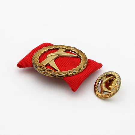 Kaksi rintamerkkiä, 830br, Paino: 8,5 g