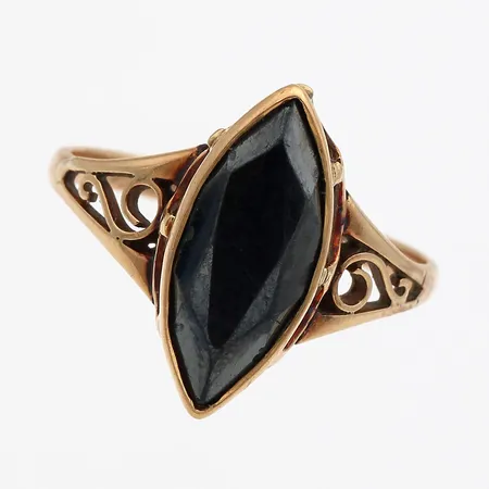 Hematiittisormus, kaiverrettu, kivessä pientä kulumaa, 585br, Paino: 2,7 g