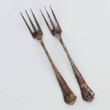 Kaksi leikkele-haarukkaa, Chippendale, kaiverrettu, pituus 115mm, 830,  Paino: 21,5 g