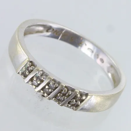 Timanttisormus 10xn.0.005ct , kaiverrettu, käytön jälkiä, koko 17,  585 valkokulta,  Paino: 2 g