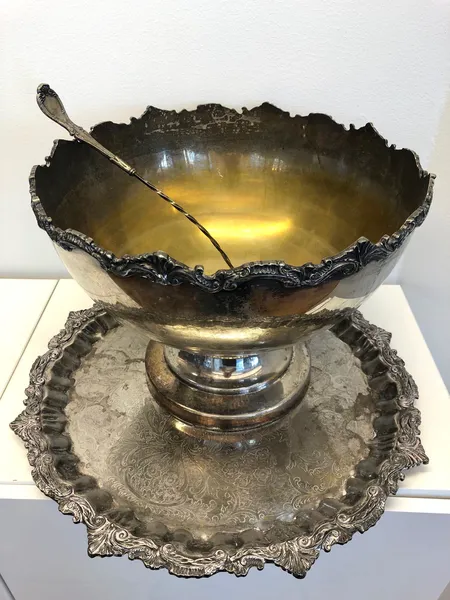 Hopeoitu boolisetti, boolimalja, -tarjotin ja -kauha, maljan korkeus 30cm, tarjottimen Ø 51cm, kauhan pituus 40cm, hopeoitua metallia.
