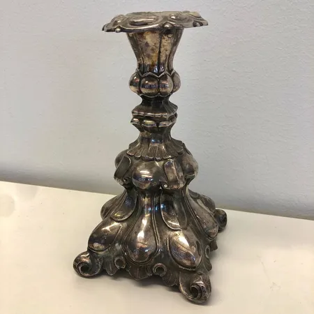 Kynttilänjalka, pohjassa kaiverrus, korkeus 170mm, 813br,  Paino: 543 g
