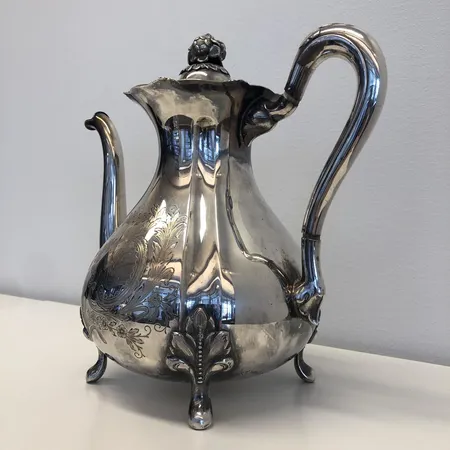Kahvikannu, kaiverrettu, korkeus 240mm, vuodelta 1946, kahva hieman löystynyt, Kultakeskus, 813br,  Paino: 897,4 g