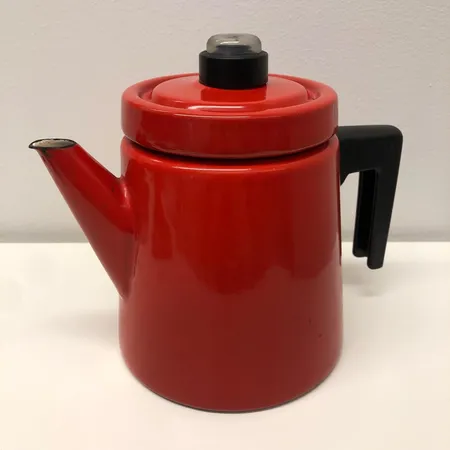 Finel Arabia kahvipannu, Pehtoori, design Antti Nurmesniemi, korkeus 19cm, halkaisija 15cm, emalointi kulunut ja käytön jälkiä, kannen kahva liimattu