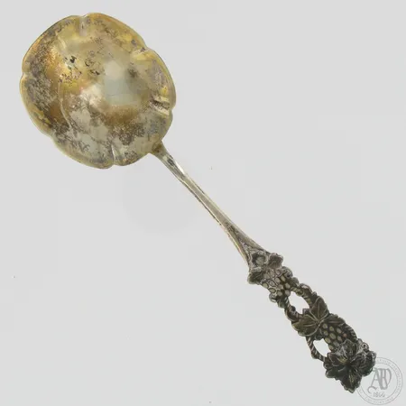Tarjoilulusikka, kaiverrettu ja käytön jälkiä, pituus 160mm, 813,  Paino: 25,1 g