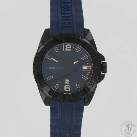 Teräsrannekello Tommy Hilfiger kumirannekkeella, rungon Ø 46mm, rannekkeen pituus 165-225mm, lasin reunassa lohkeamia