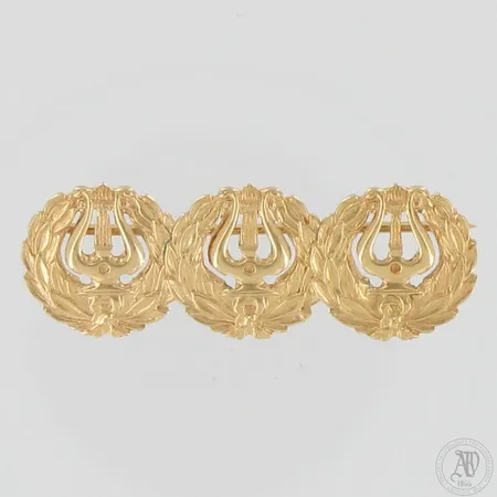 Kolmen lyyran rintakoru, korkeus 12mm, leveys 35mm, 585,  Paino: 2,8 g