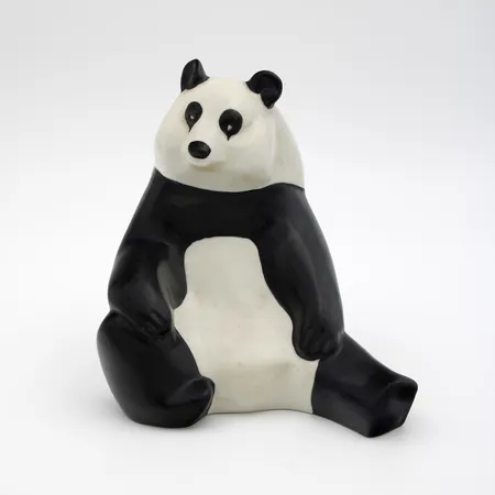 Fajanssifiguuri Panda, Arabia, korkeus 18 cm, design Lillemor Mannerheim-Klingspor, vuodelta 1984, WWF