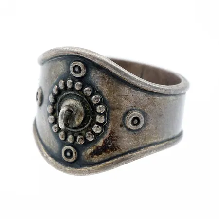 Sydänsormus, sydän puuttuu, Kalevala Koru, koko 17¾, vuodelta 1943 (O6), tekijänleima HGL (Lindström Holger), 813H,  Paino: 5,5 g