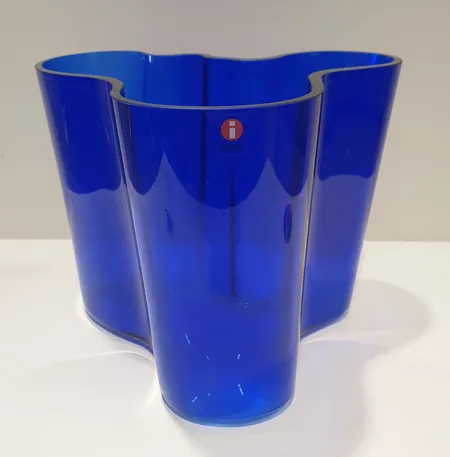 Aalto-maljakko, Iittala, korkeus 160mm, laserkaiverrus Alvar Aalto, sininen, pohjassa käyttökulumia