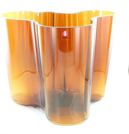 Aalto-maljakko Iittala, design Alvar Aalto, korkeus 160mm, laser kaiverrus Alvar Aalto Iittala, kupari, pieniä käytön jälkiä