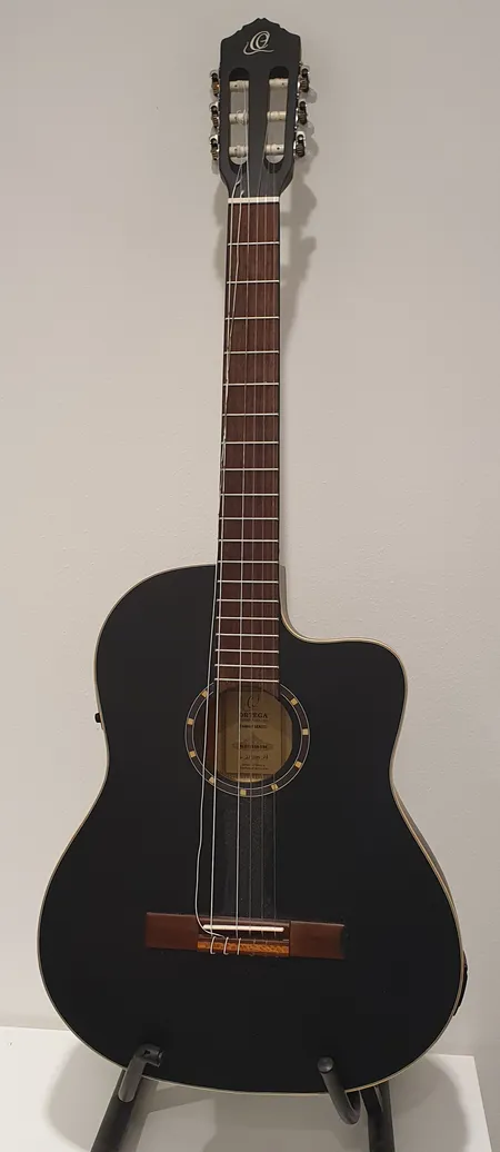 Elektroakustinenkitara Ortega RCE125SN, Nylon-kielinen, pientä käytön jälkeä, Made in China, pehmeä laukku