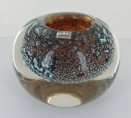 Taidelasiesine Nuutajärvi Vulcano, signeerattu Heikki Orvola, korkeus 8cm, leveys 12,5cm, pieni naarmu sivussa. 