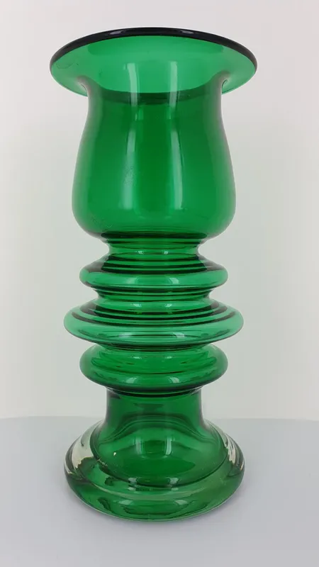 Lasimaljakko Tornado, 1341 vihreä, korkeus 26cm, signeeraus Tamara Aladin, Riihimäen lasi Oy, 1970-luku