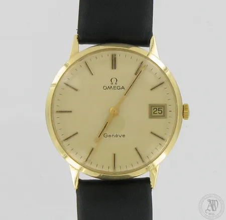 Kultarannekello Omega Geneve, Ø 33mm, quartz:paristo loppunut, kaiverrettu takakansi, muovilasissa naarmuja, nahkaranneke kulunut, 585br,  Paino: 30,1 g